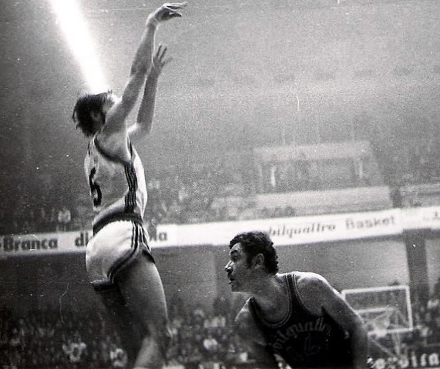 Iellini in sospensione contrastato da De Rossi